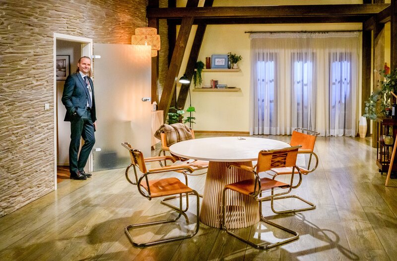 Michael (Erich Altenkopf) lässt wehmütig seine Zeit in der Scheune Revue passieren. – Bild: ORF/​ARD/​Christof Arnold