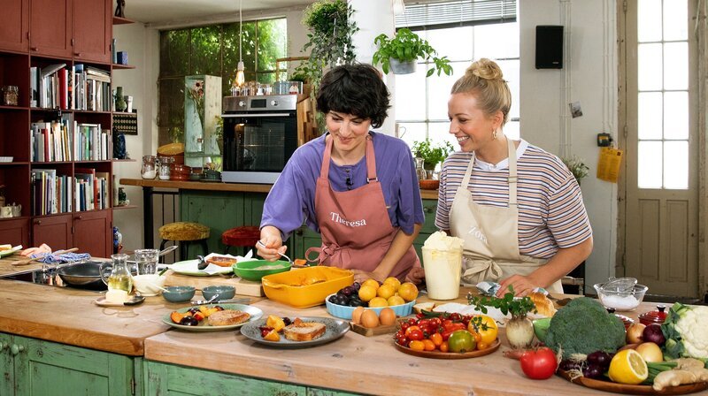 Theresa Knipschild (l.) und Zora Klipp – Bild: NDR/​Claudia Timmann