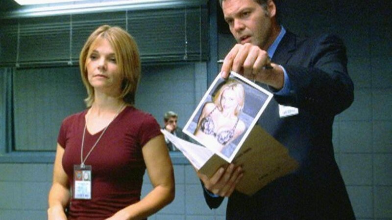 Mit Geschick und Raffinesse führen die Ermittler Goren (Vincent D’Onofrio) und Eames (Kathryn Erbe) den Verdächtigen aufs Glatteis. – Bild: MG RTL D