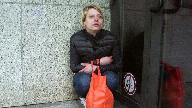 Die 31-jährige Nina ist heroin- und crackabhängig und gilt als Covid 19-Risikopatientin – Bild: RTLZWEI