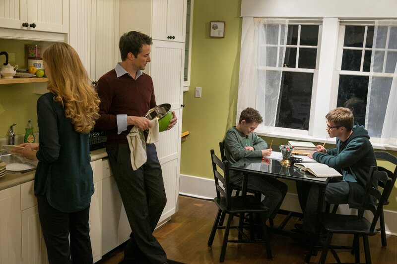 Der ganz normale Alltag für Rebecca (Jennifer Ferrin, l.), Tom (Noah Wyle, 2.v.l.), Matt (Maxim Knight, 2.v.r.) und Ben (Connor Jessup, r.), doch ist das wirklich die Realität? – Bild: Turner /​ TM & TURNER ENTERTAINMENT NETWORKS, INC. A TIME WARNER COMPANY. ALL RIGHTS RESERVED.