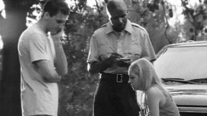 Jane erinnert sich: Einem Polizisten und ihrem Freund erzählt sie von ihrer Vergewaltigung. – Bild: RTL