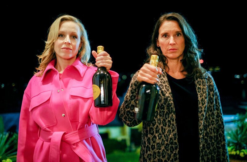 v.li.: Nico Huber (Nina Proll), Waltraud Steinberg (Maria Köstlinger). – Bild: WDR/​ORF