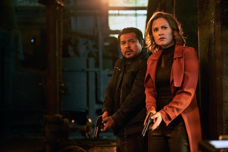 Mario (Jacob Vargas) und Sarah (Anna Paquin) – Bild: Sony Pictures Television Inc.