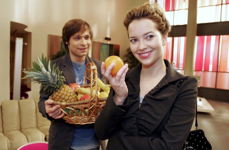 Als Bruno (Tim Sander, l.) Hannah (Laura Osswald, r.) mit einer kleinen Aufmerksamkeit überrascht, glaubt sie, dass sie doch Chancen bei ihm haben könnte. – Bild: SAT.1 /​ Monika Schürle