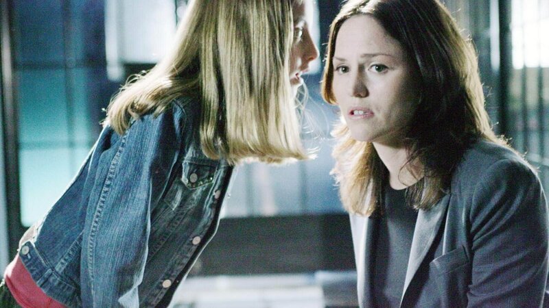 Welchen Grund hat die 12-jährige Hannah (Juliette Goglia, l.), die Schuld für das schreckliche Verbrechen an Stacy auf sich zu nehmen? CSI-Mitarbeiterin Sara (Jorja Fox) versucht das Vertrauen des Mädchens zu gewinnen, um die Wahrheit herauszufinden … – Bild: TVNOW /​ CBS