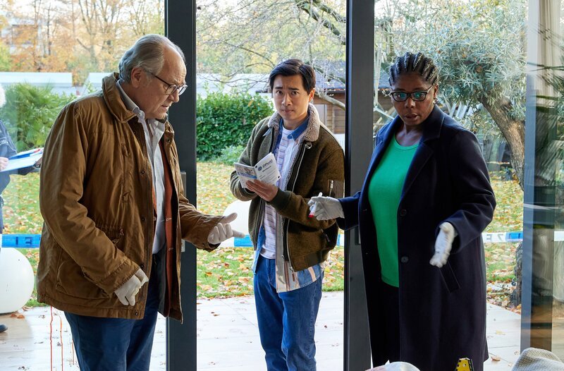 Dr. Lara Krüger (Dela Dabulamanzi, r.) hat erste Erkenntnisse. Hui (Aaron Lee, m.) hat „Kraftkristall-Pakete“ entdeckt (mit Hartmut Volle, l.). – Bild: ARD/​Kai Schulz
