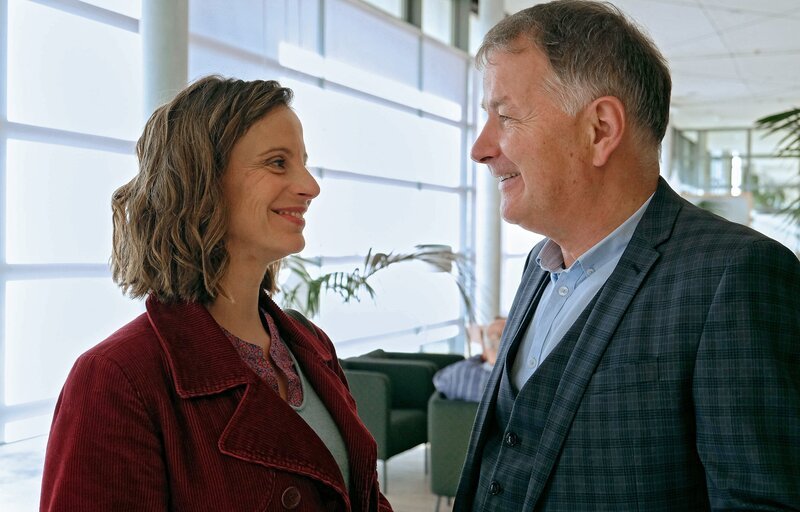 Katja Brückner (Julia Jäger) und Dr. Roland Heilmann (Thomas Rühmann) sind am Abend verabredet. Da keiner der beiden die Telefonnummer des Anderen hat, muss Katja Roland aufsuchen, um ihm zu sagen, dass sie sich um eine Stunde verspäten wird. – Bild: MDR/​Sebastian Kiss