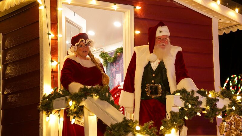 Mr. & Mrs. Claus standing on ramp. – Bild: Warner Bros. Discovery, Inc. or its subsidiaries and affiliates