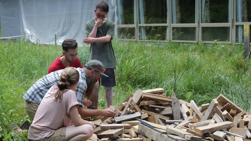 Matt Raney zeigt Ashton, Tessa und Camden, wie man ein Feuer macht. – Bild: Discovery Channel /​ Photobank 36803_ep305_006 /​ Discovery Communications, LLC