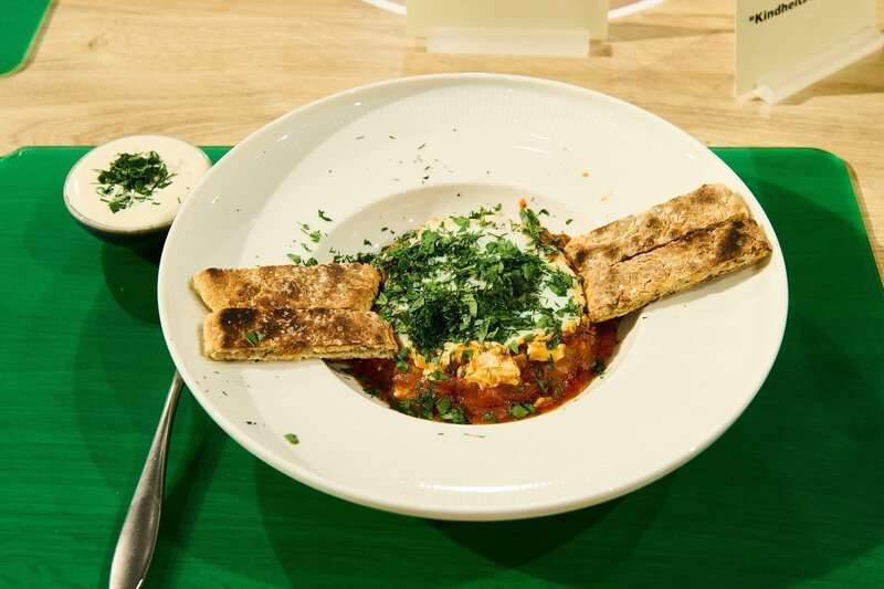 Tagesmotto „Kindheitserinnerungen“: Shakshuka de luxe mit Joghurt-Tahin-Dip und Pfannenbrot von Saudi Wolde Mikael – Bild: ZDF und Gunnar Nicolaus