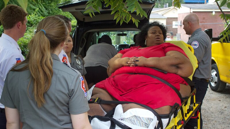 Marla on a stretcher with paramedics outside. – Bild: Discovery Communications