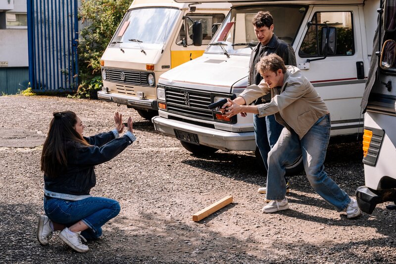 Die Befragung des Tatverdächtigen Marek Schwarz (Linus Scherz, r.) und Max Röder (Malik Blumenthal, M.) eskaliert plötzlich: Kommissarin Amira Mahdi (Aylin Ravanyar, l.) wird mit ihrer eigenen Waffe bedroht. – Bild: ZDF und Martin Rottenkolber