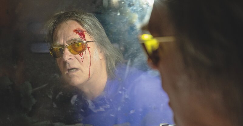 Werkstattbesitzer Karl-Heinz „Schrotti“ Schrothmann (Michael Gaedt) hat sich im Dunkeln am Kopf verletzt. – Bild: MARKUS_FENCHEL /​ ZDF