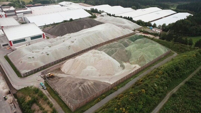 Glashalden aus Altglas: In Bayern wird hessisches Altglas zu Mehrwegflaschen verarbeitet. – Bild: HR