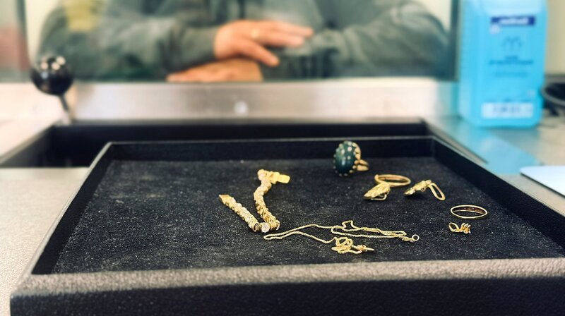 Gold bringt am meisten Cash – der derzeit hohe Kurs am Weltmarkt verspricht mehr Geld denn je. – Bild: NDR/​Timo Gramer/​blend film GmbH