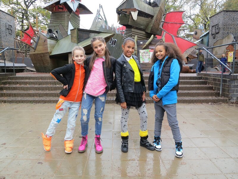 Die TanzAlarm-Kids präsentieren ihre moderne Version von „Wer hat die Kokosnuss geklaut“. – Bild: KiKA/​MingaMedia