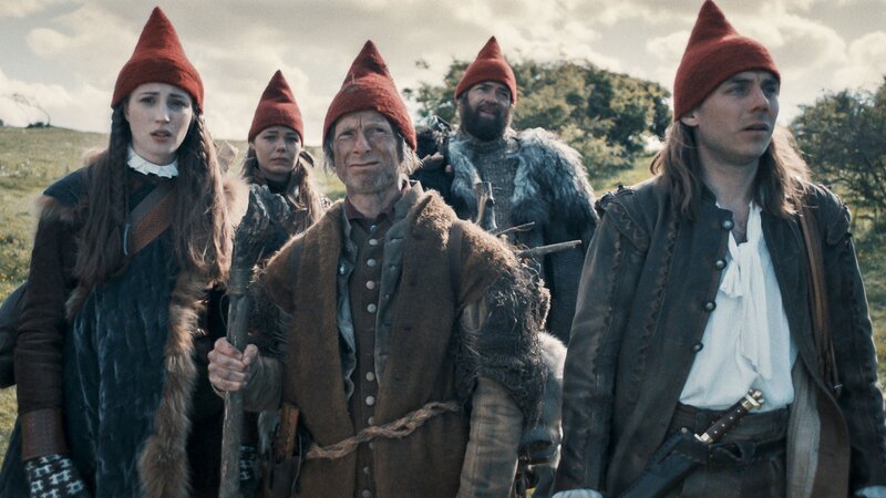 Um in den Helvard-Wald zu gelangen, müssen die Wichtel zunächst das Lager der Trolle passieren. Von links: Tinka (Josephine Chavarria Højbjerg), Falke (Viilbjørk Malling Agger), Kinok (Kristian Holm Joensen), Grot (Esben Dalgaard Andersen) und Birk (Jakob Femerling). – Bild: BR/​TV 2 Denmark/​Cosmo Film