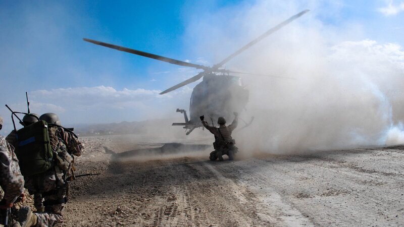 Ausgerüstet mit Helikoptern, Drohnen und Robotern, kämpfen mehr als 200 000 Soldaten einer internationalen Allianz in Afghanistan. – Bild: ZDF und Sandis Sveicers