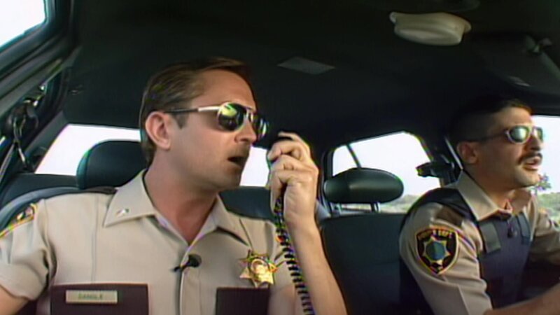 L-R: Lieutenant Jim Dangle (Thomas Lennon), Deputy Travis Junior (Robert Ben Garant) – Bild: ViacomCBS