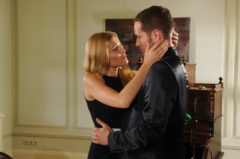 Annetts (Tanja Wenzel, l.) Umschwung stimmt David (Lee Rychter, r.) misstrauisch …. – Bild: SAT.1 /​ Claudius Pflug