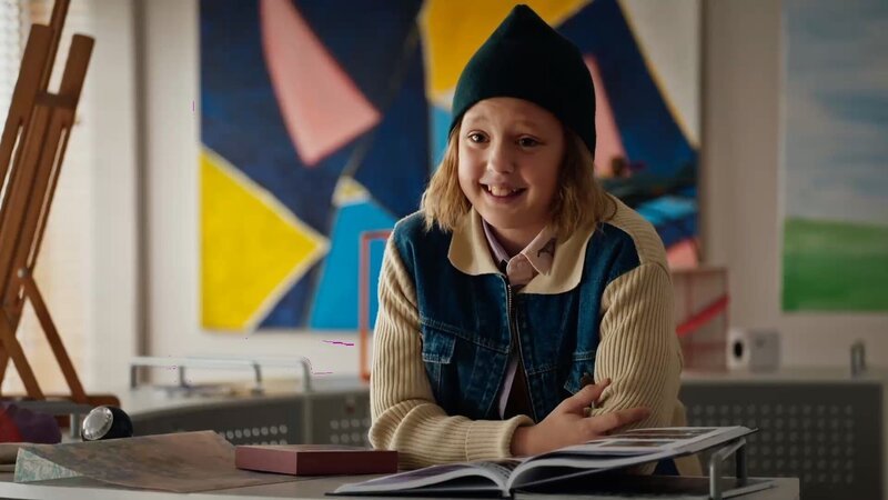 Joyce (Matilda Willigalla) studiert die Jahrbücher der vergangenen Einstein-Generationen. – Bild: „Bi …