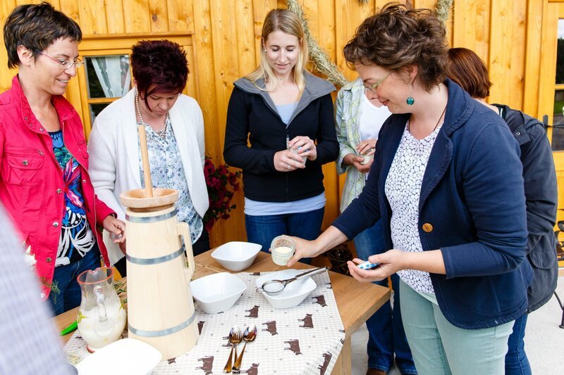Die Landfrauen mit der selbstgemachten Kräuterbutter. – Bild: BR/​megaherz gmbh/​Andreas Maluche