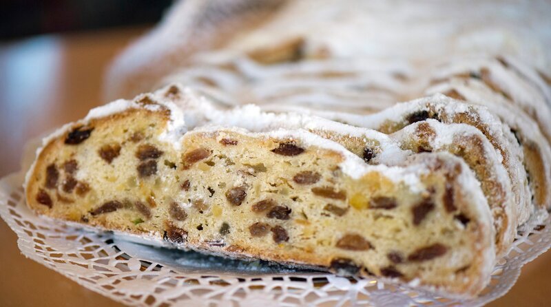 „Deutsche Genussregionen, die Sie kennen sollten“ schlemmt sich durch alle Bundesländer auf der Suche nach den typischsten und leckersten Gerichten. Was kommt im Norden auf den Tisch, was essen die Süddeutschen am liebsten, was mag man im Westen und wie schmeckt eigentlich der Osten? Begleiten Sie uns auf den Spuren von Schwarzwälder Kirschtorte und Spreewälder Gurken, Dresdner Christstollen (Foto) und Frankfurter Grüner Soße, Leipziger Allerlei und Aachener Printen. – Bild: WDR/​picture alliance/​ZB/​Arno Burgi