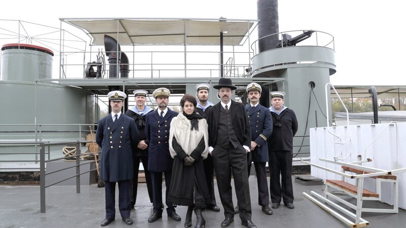 Kaiser Karl (Leopold Altenburg) und seine Frau Zita (Daniela Golpashin) mit der Mannschaft der HMS Glowworm am Liegeplatz in Szentendre in Ungarn. – Bild: ORF