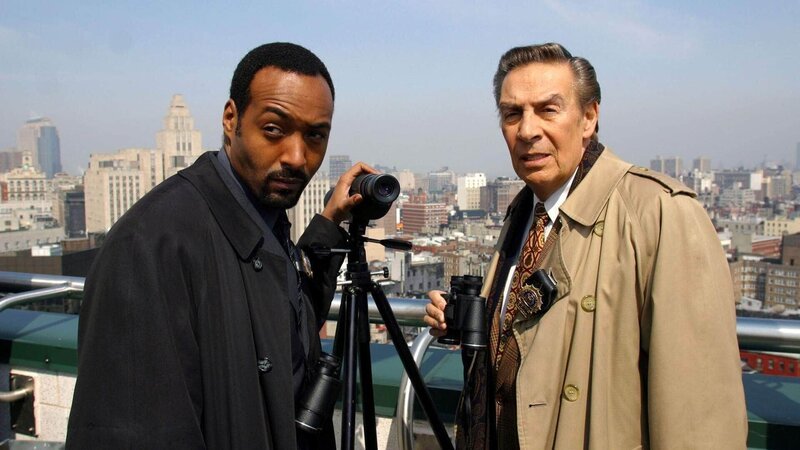 Auf offener Straße werden vier Menschen erschossen, die augenscheinlich nichts miteinander zu tun hatten. Det. Green (Jesse L. Martin) und Det. Briscoe (Jerry Orbach) beginnen mit ihren Ermittlungen. – Bild: RTL