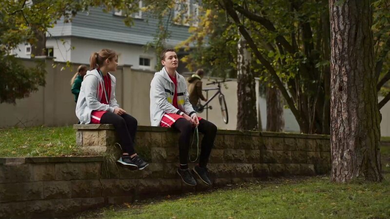 Nach der Meisterschaft braucht Viktor (Fridolin Sommerfeld) einen Ratschlag. Gut, dass Cäcilia (Carlotta Weide) immer ein Ohr für ihn hat. – Bild: „Bi …