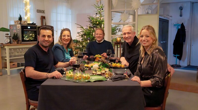 v.l.n.r.: Ali Güngörmüş, Yvonne Willicks, Björn Freitag, Alexander Herrmann und Zora Klipp freuen sich auf das festliche Menü aus weihnachtlichen Tapas. – Bild: WDR/​2bild GmbH/​Simon Frewert