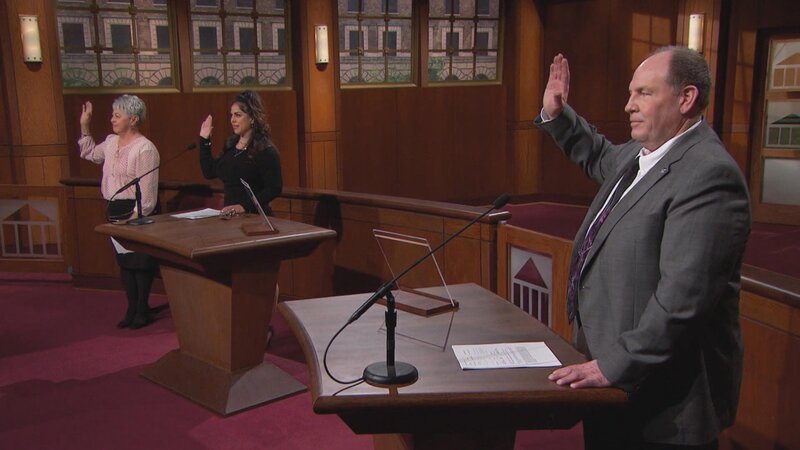 Während der Verhandlung unterhalten sich ein Mann und zwei Frauen vor dem Richter. – Bild: TLC