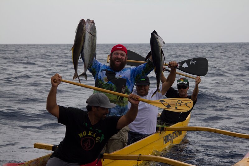 Eric holding three fishes with Andy Cho, Steve Cho, and Aaron Davis. – Bild: Discovery Communications, Inc. For Show Promotion Only