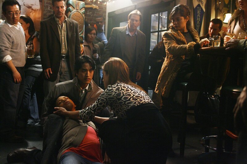 Als die schwangere Rina (Aasha Davis, M.) in Joes Bar zusammen bricht ist Addison (Kate Walsh, r.) sofort zur Stelle. Walter (Jack Yang, l.) und Joe machen sich große Sorgen … – Bild: 2007 American Broadcasting Companies, Inc. All rights reserved. NO ARCHIVE. NO RESALE. /​ Scott Garfield Lizenzbild frei