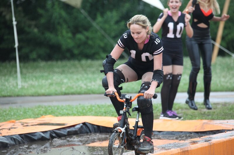 Ambitionierte Kerle, wagemutige Frauen, crashreiche Actionspiele: In der Physical-Game-Show "Crash Games - jeder Sturz zählt!" stellen sich drei Duos in selbst entworfenen Kampf-Outfits fünf kniffligen Hindernissen ... – Bild: ProSieben /​ Frank Hempel Eigenproduktionsbild frei