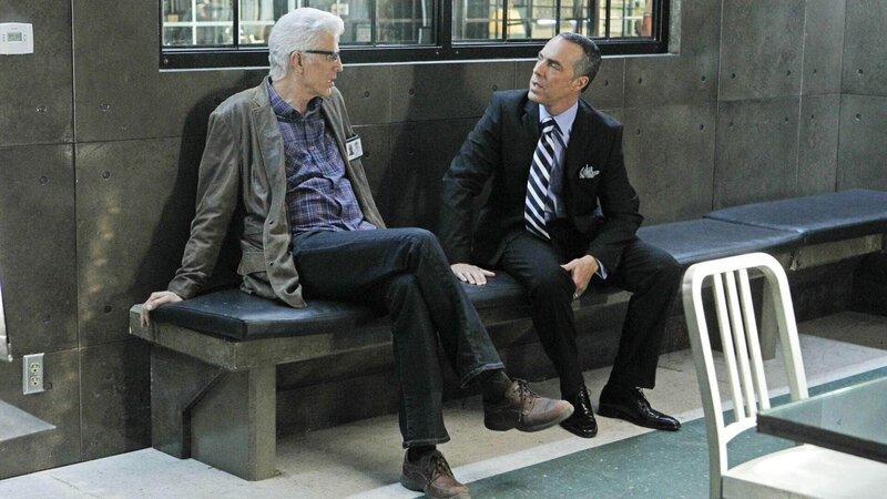 Um Licht in seine Ermittlungen zu bringen, befragt D.B. Russell (Ted Danson, li.) Mark Gabriel (Titus Welliver) zu dem Überfall auf das Waffenlager in Pakistan. – Bild: MG RTL D