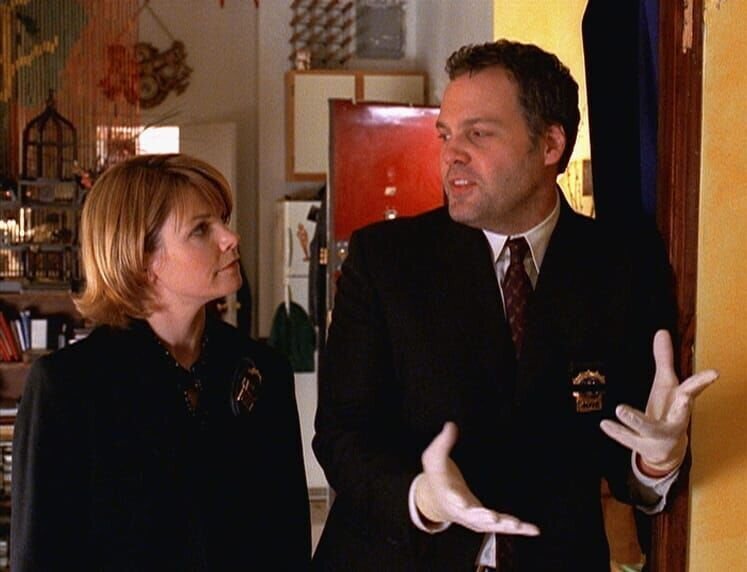 Detective Goren (Vincent D’Onofrio) und Detective Eames (Kathryn Erbe) kommen einem mehrfach vorbestraften Drogenhändler auf die Spur. – Bild: VOX