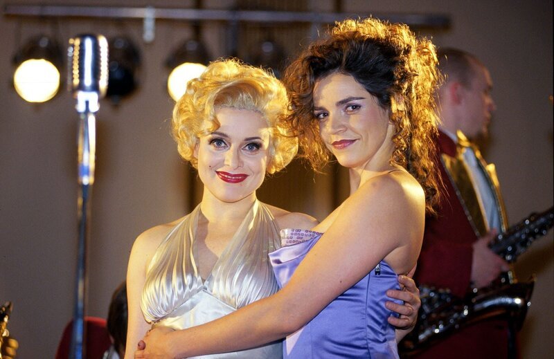 Sandra (Rebecca Immanuel, r.) gratuliert Biene (Isabel Tuengerthal, l.) zu ihrem tollen Auftritt als Marilyn … – Bild: ATV2