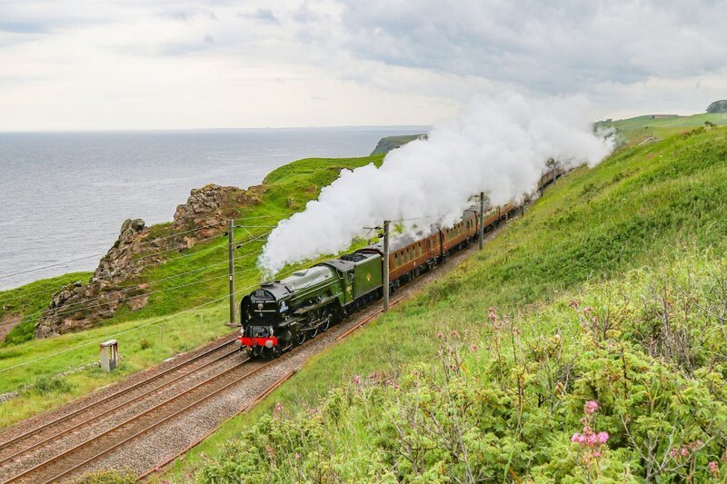 Ein Zug überquert die Royal Boarder Bridge – Bild: RTL /​ BriteSpark /​ Northumbria