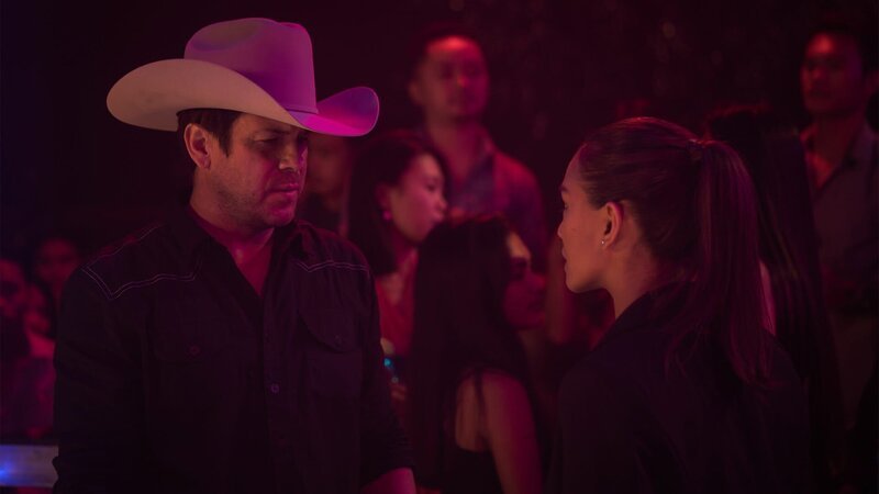 Alex Walker (Christian Kane) und Kai Mendoza (Samantha Richelle) – Bild: AXN