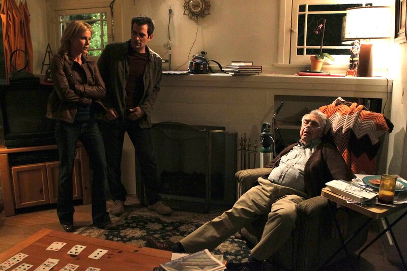 L-R: Claire (Julie Bowne), Phil (Ty Burrell) und Walt Kleezak (Phillip Baker Hall) – Bild: ViacomCBS