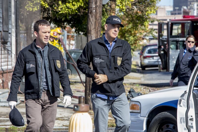 Nach einem Bombenanschlag während einer Benefiz-Gala versuchen Pride (Scott Bakula, r.) und Lasalle (Lucas Black, l.) alles, um den Täter zu fassen. Doch das ist bei weitem kein leichtes Unterfangen … – Bild: CBS Broadcasting Inc.