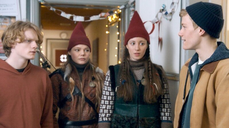 Von links: Pelle (Laurids Skovgaard Andersen), Falke (Viilbjørk Malling Agger), Tinka (Josephine Chavarria Højbjerg) und Lasse (Albert Rosin Harson) hecken einen Plan aus. – Bild: BR/​TV 2 Denmark