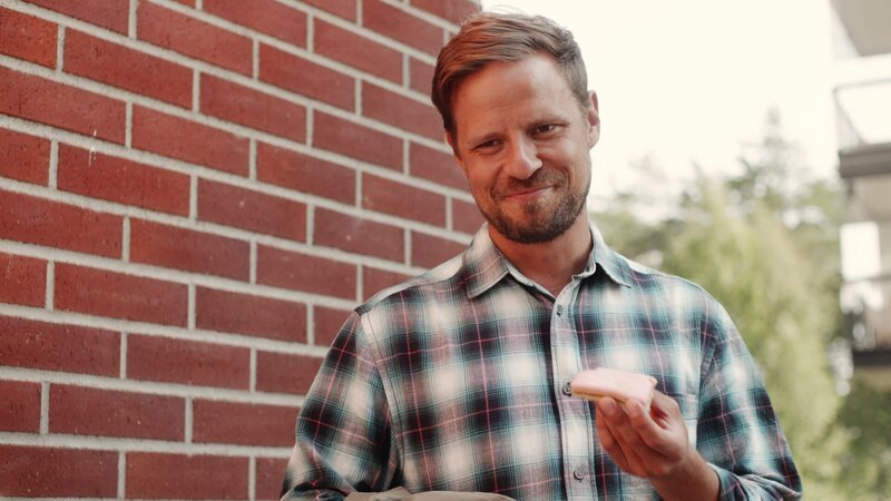 Papa (Peter Kanerva) soll das Törtchen probieren. – Bild: KiKA/​Anton Tevajärvi