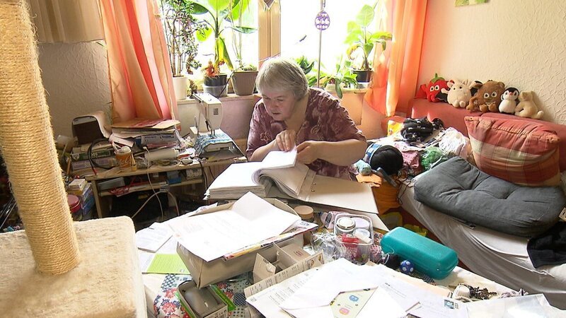 Frührentnerin Dagmar (59) will sich einen Überblick über ihre Finanzen verschaffen – Bild: RTLZWEI