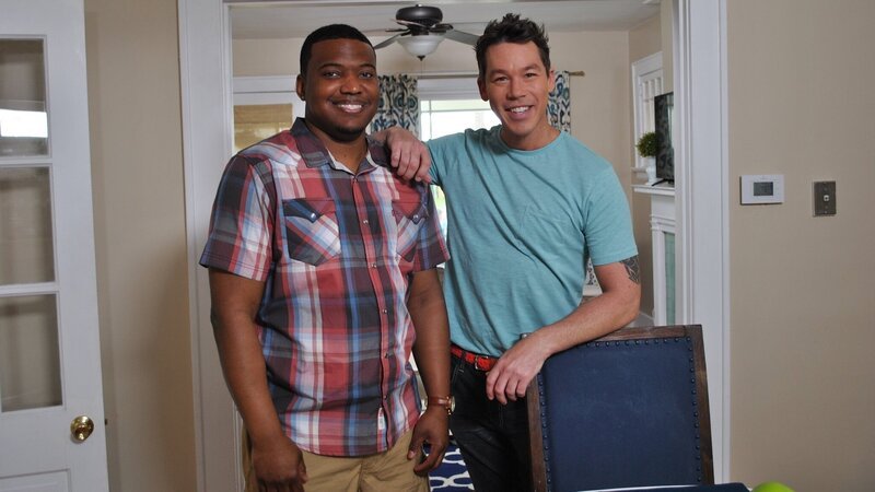 David and the winners get ready to look around a home while the crew looks on during filming of HGTV’s My Lottery Dream Home – Bild: HGTV/​Scripps Networks, LLC.