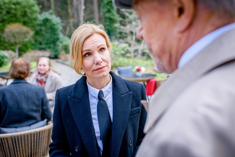 Da Werner (Drik Galuba, r.) erkältet ist, übernimmt Katja (Isabell Stern, l.) seinen Termin bei Pachmeyer. – Bild: ORF/​ARD/​Christof Arnold