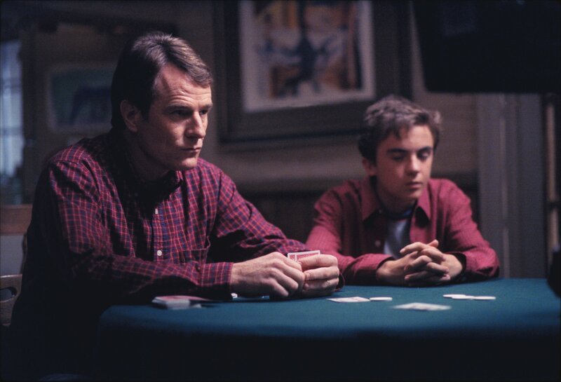 Hal (Bryan Cranston, l.) und Malcolm (Frankie Muniz, r.) sehen beim Pokern ziemlich alt aus. – Bild: ViacomCBS