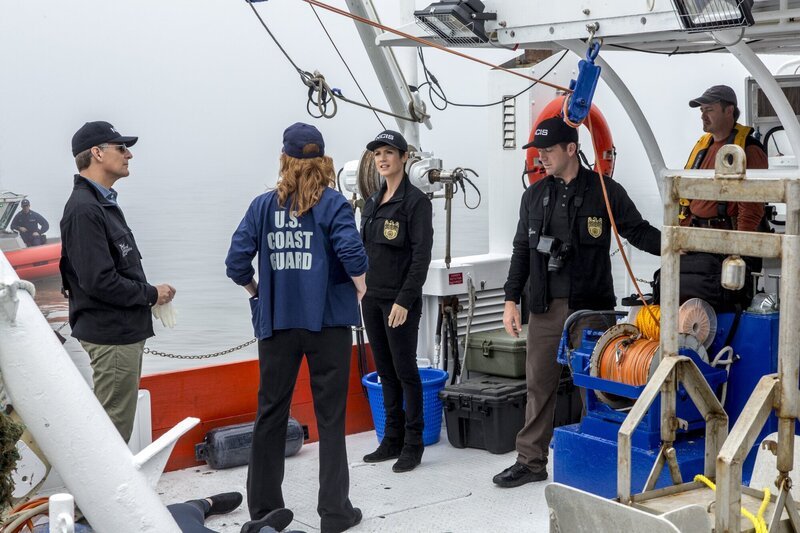 In einem neuen Fall arbeiten Pride, Brody und Lasalle mit Abigail Borin von der Küstenwache zusammen. – Bild: CBS Broadcasting Inc.